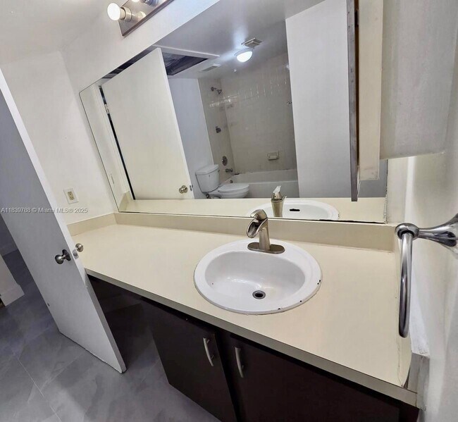 Building Photo - 2820 N Oakland Forest Dr
