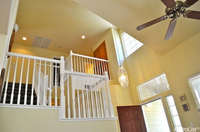 Building Photo - Comfortable Contemporary  Furnished home