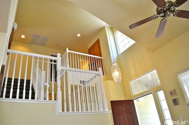 Building Photo - Comfortable Contemporary  Furnished home Short term rental only