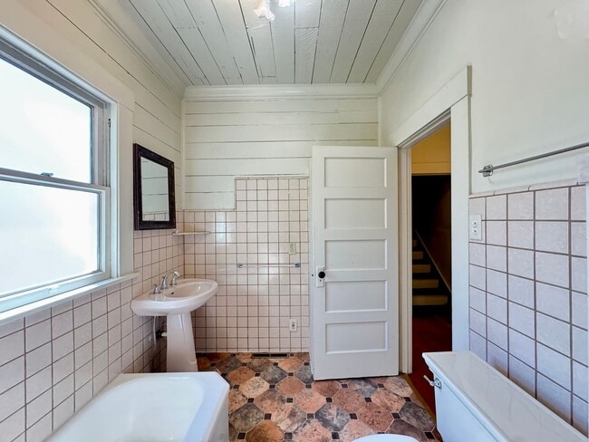 Building Photo - 2 Story home close to downtown