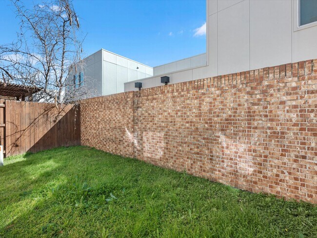 Building Photo - 11643 Royal Oaks View