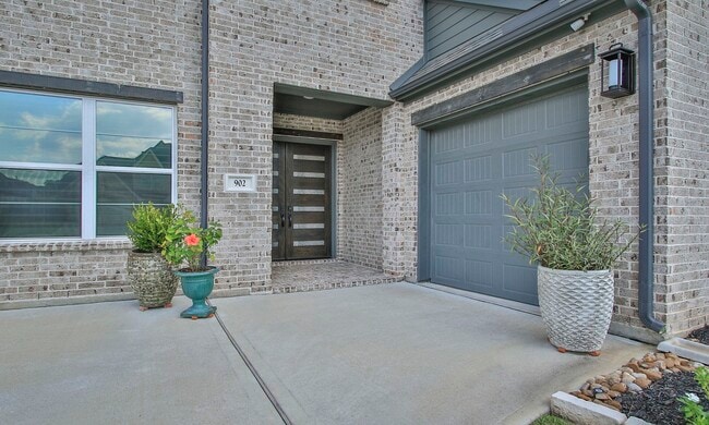 Building Photo - 902 Falcon Hollow Ln