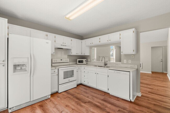 Building Photo - Highly sought after Chesney Glen division. 3 bedroom 2.5 Bath home in hermitage.