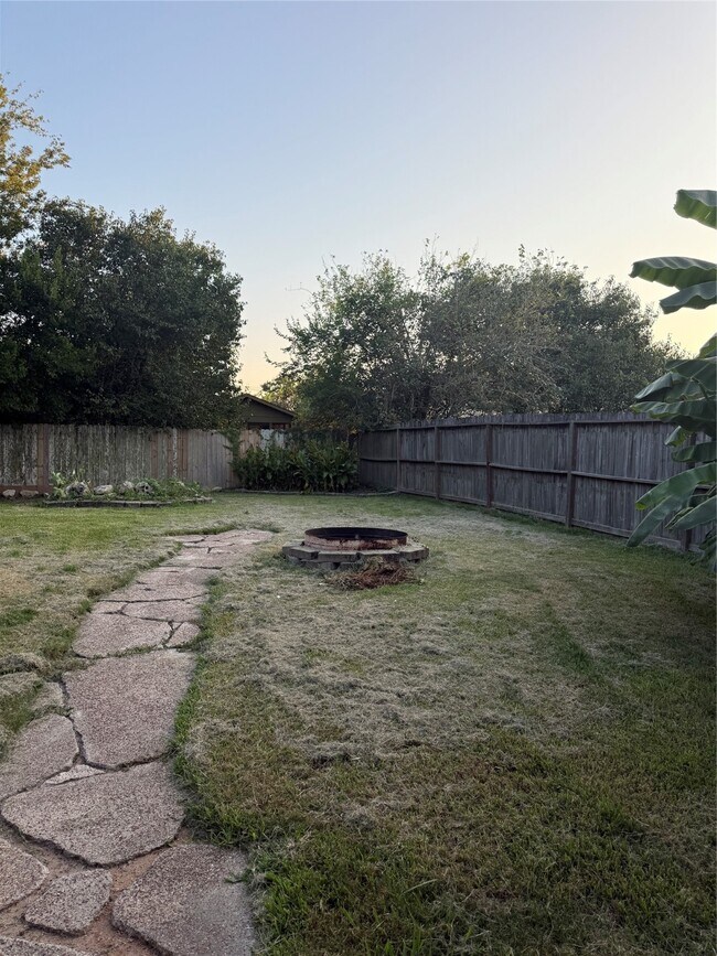 Building Photo - 6207 Woodvale Dr