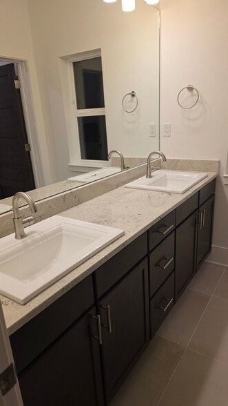 Primary Bathroom - 1044 Blue River Pky