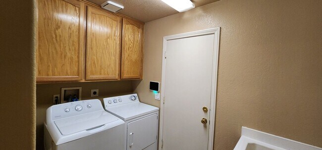 Building Photo - Well Maintained Single Story Pool Home in a great location!