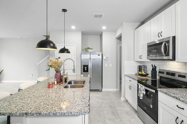 Building Photo - 5766 SE Edgewater Cir