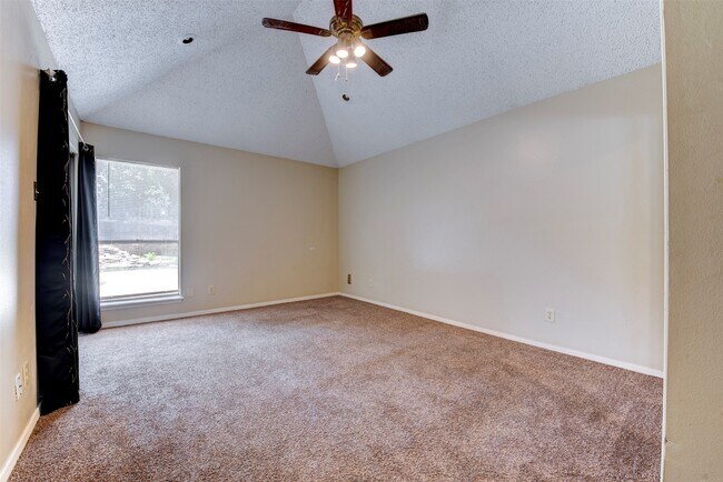 Building Photo - 1906 Woodhue Dr