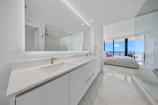 Building Photo - 700 NE 24th St