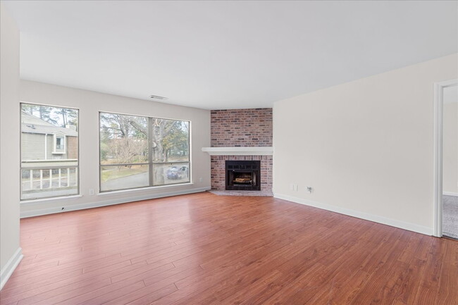 Building Photo - BEAUTIFULLY UPDATED!