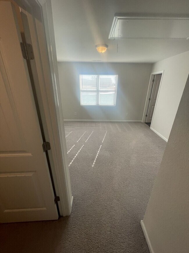 Building Photo - 3 Bd 2.5 Ba end unit townhouse
