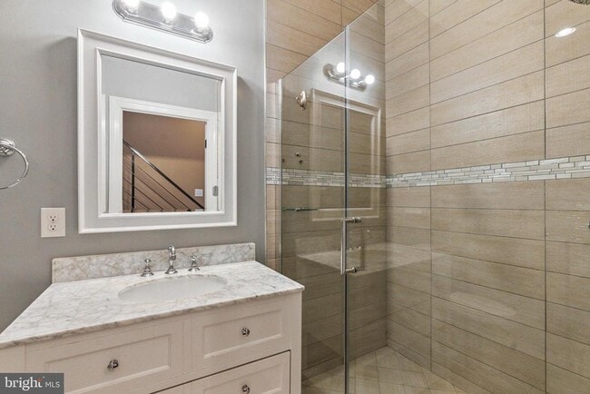 Building Photo - 719 E Thompson St