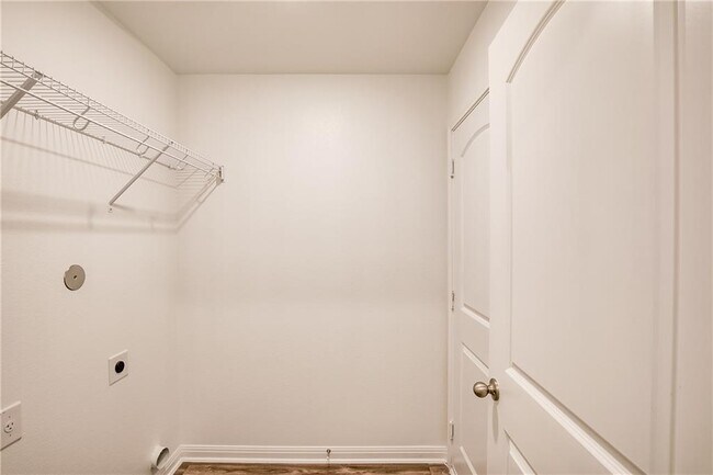 Building Photo - 617 Riverdale Dr