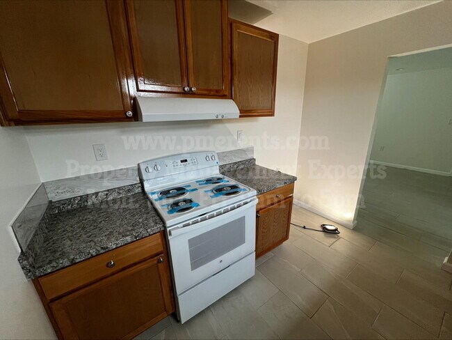 Building Photo - 2206 Buena Vista Ave