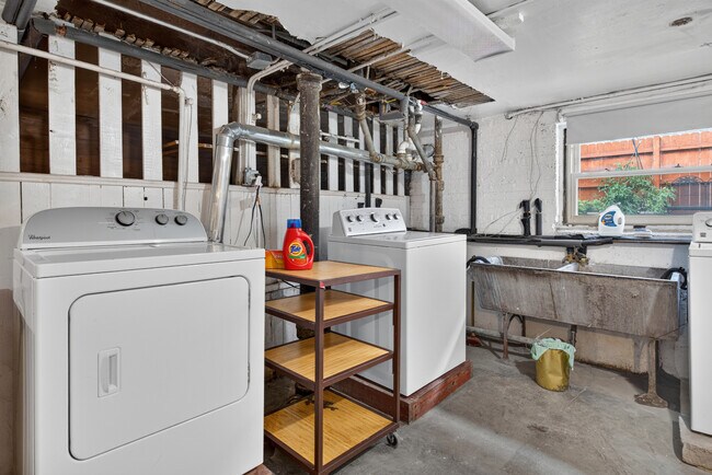 Building Photo - 414 S Harvey Ave
