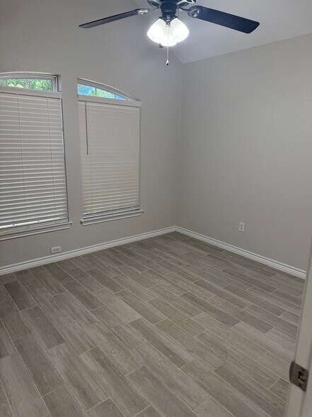 Building Photo - 1123 Neuberry Cliffe