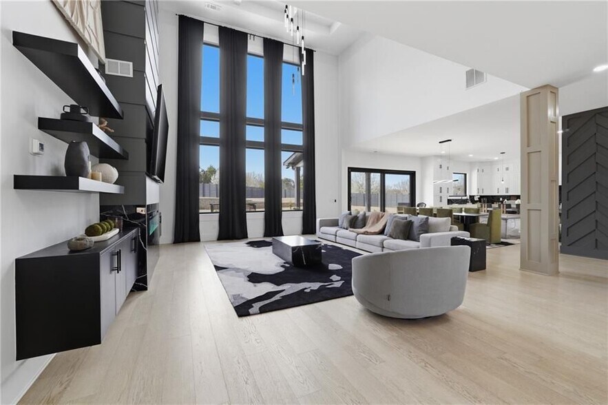 Building Photo - 556 Versailles Dr