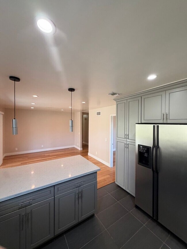 Building Photo - Beautiful 3 Bedroom Home in Avocado Heights
