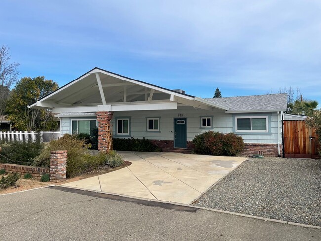 Building Photo - Beautiful Mid Century 3 Bedroom 3.5 Bathro...