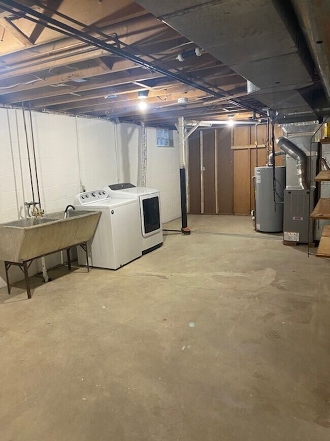 Building Photo - Ranch home with two car garage located on over 1/2 acre