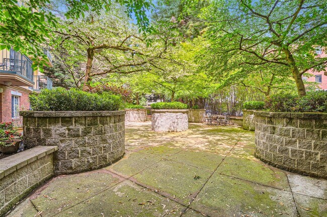 Building Photo - Available August 1st >> Stunning 1BR/1BA C...