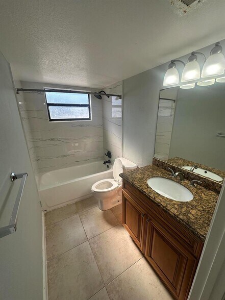 Building Photo - 1475 Lake Crystal Dr