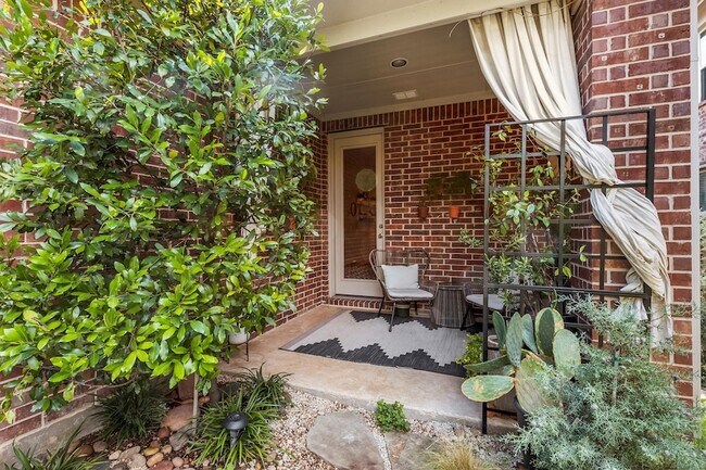 Building Photo - 4520 Del Rey Ave