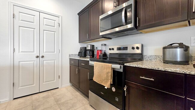 Building Photo - Like new home! Pristine condition!