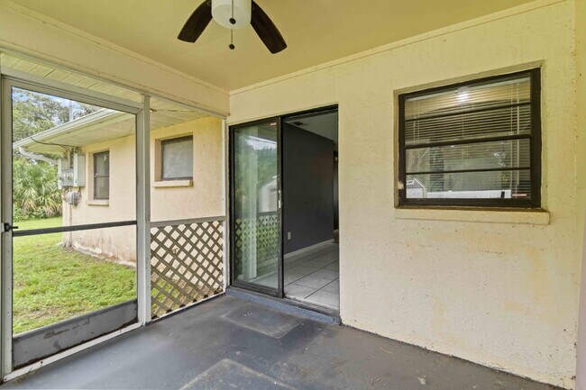 Building Photo - "Charming 2-Bedroom Duplex in Port Charlotte1"