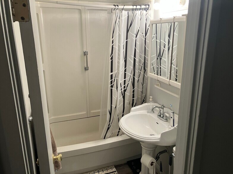 Building Photo - 116 Caribou St