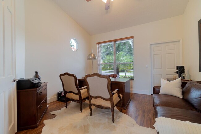 Building Photo - 1907 S Club Dr