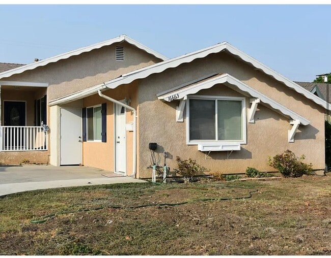 Building Photo - Granada Hills studio w/appliances + privat...