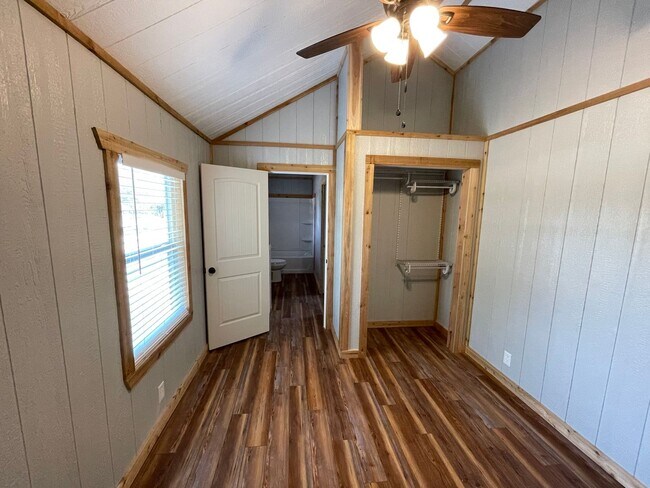 Building Photo - Hill Country Retreat on Acreage in Bandera