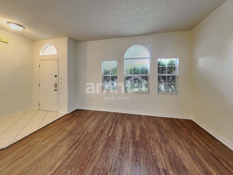 Building Photo - 10105 Granite Bay Dr