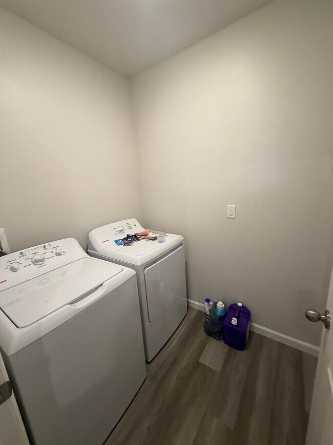 Building Photo - 2008 Olympia Ave SW