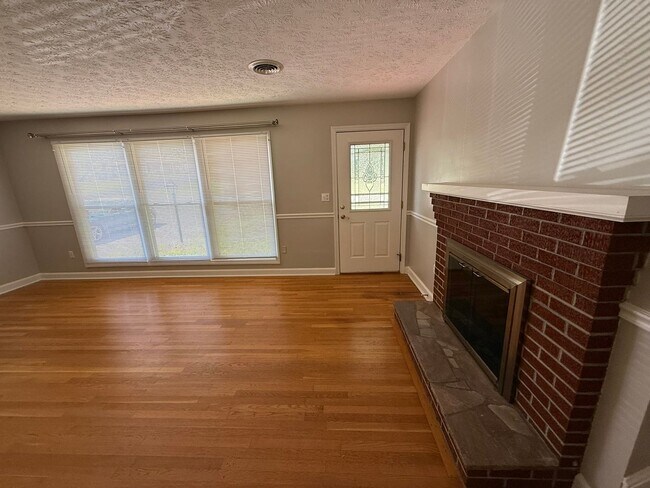 Building Photo - Spacious 4BR/2BA Tri-Level Home in Histori...