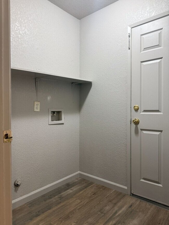 Building Photo - 4/2 with open floor plan Available NOW!!