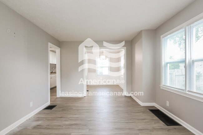 Building Photo - 1947 Glenridge Dr