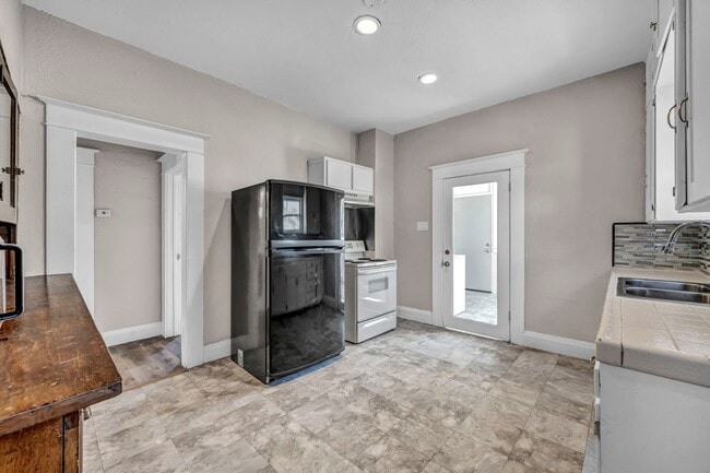 Building Photo - 1637 C St