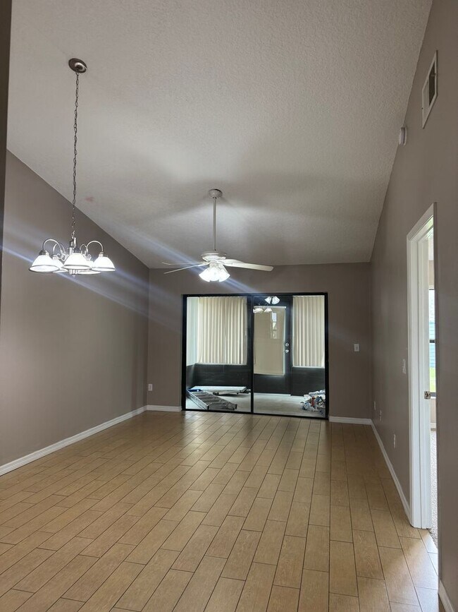 Building Photo - PENDING APPLICATIONS- MOVE IN SPECIAL- Cozy 1 Bed/ 1 Bath in King Oak Villas