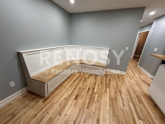 Building Photo - 5 Bedroom 3 Bathroom Single Family Home in Burnsville