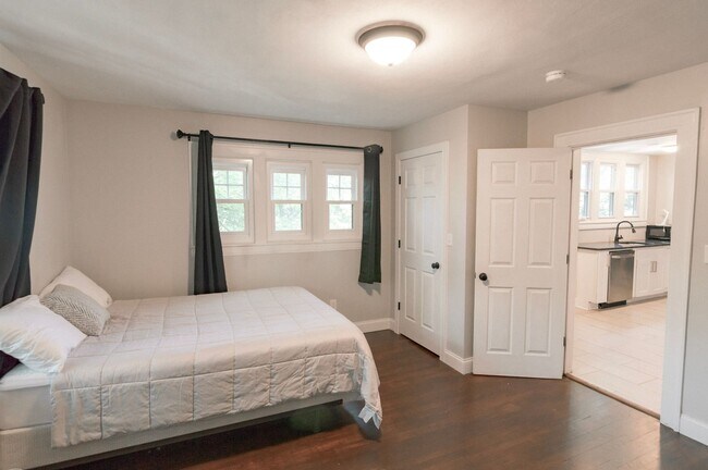 Building Photo - Three Bedroom One Bath