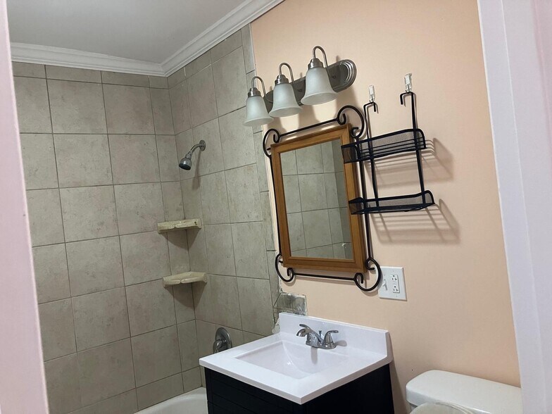 Building Photo - 4067 Bonhill Dr
