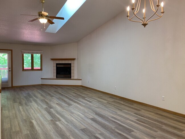 Building Photo - 4 Bed 3 Bath Patio Style Duplex in West Fort Collins