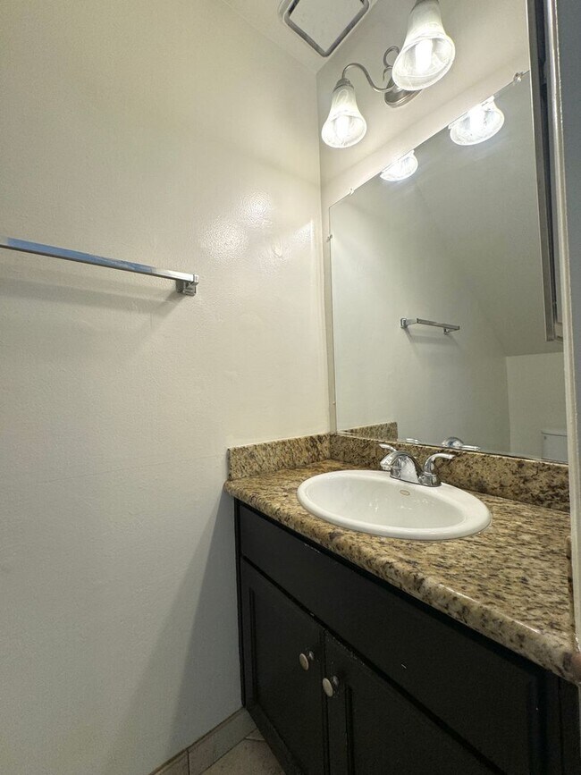 Building Photo - GREAT LOCATION! POINT LOMA 2BD/1.5BA TOWNH...