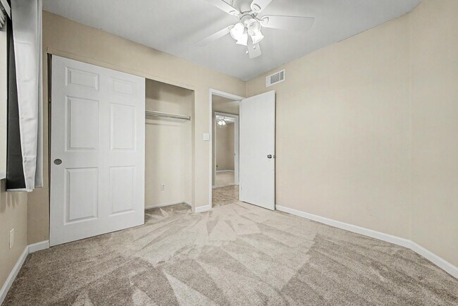 Building Photo - 1056 W Pecos Ave