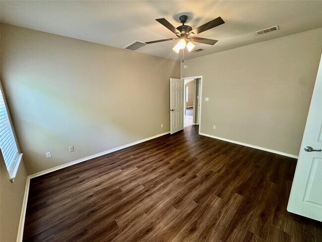 Building Photo - 2110 Charlotte Estates Dr