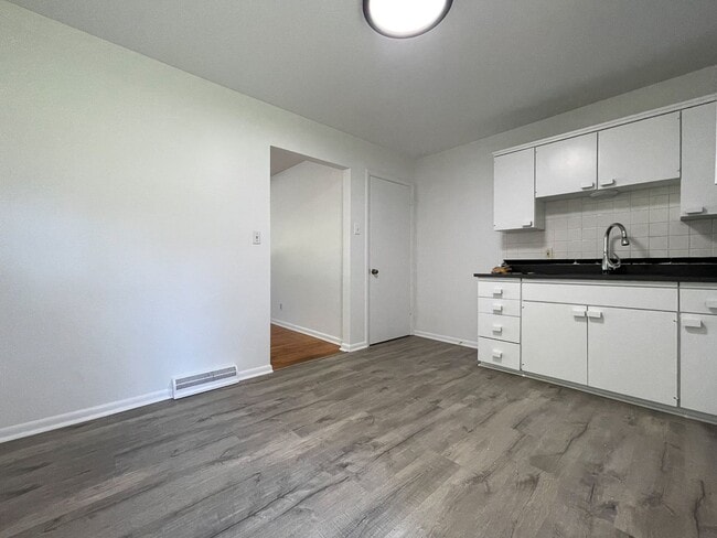 Building Photo - {10105} Charming 2 bedroom + 1 car garage + updated bathroom