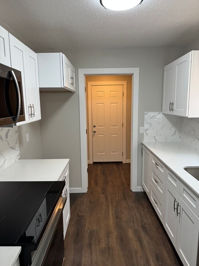 Building Photo - Recently remodeled!