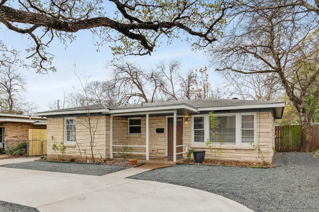 Building Photo - 2018 Remodeled 3 bed / 2 bath - wood / til...